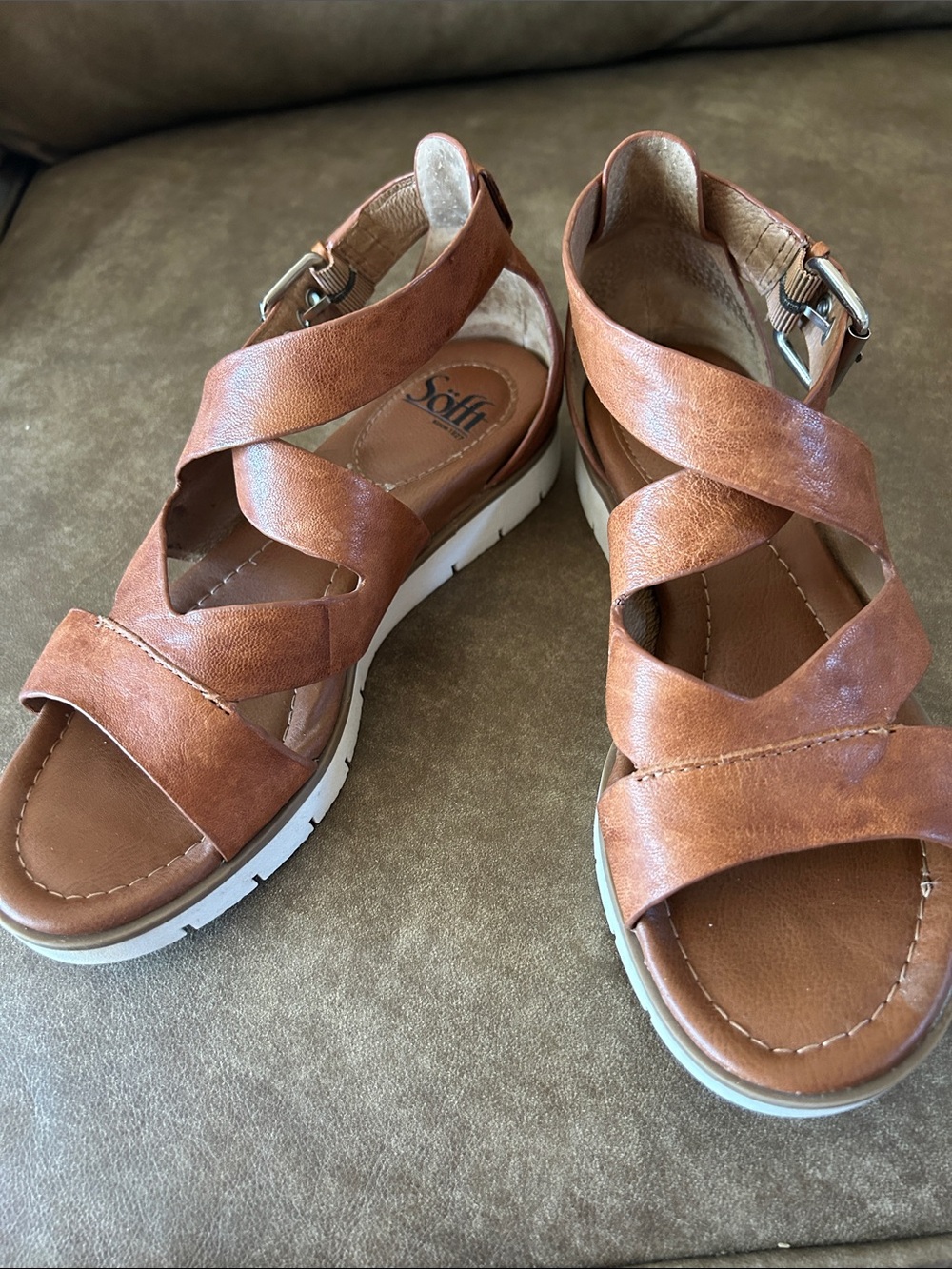 Sofft Women's Brown Leather Cross-Strap Wedge Sandals